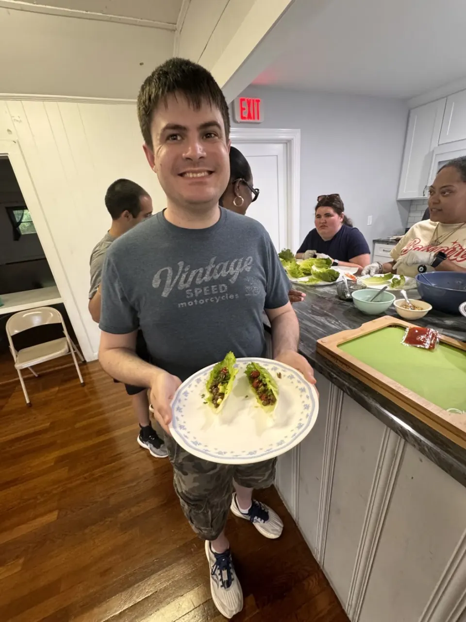 Move Academia cooking workshop member with a plate of healthy lettuce wraps