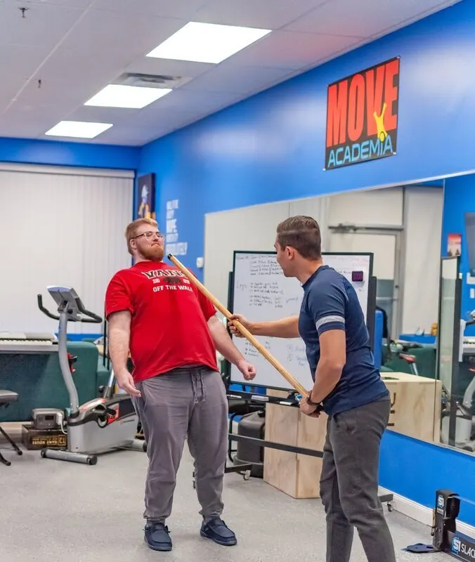 Diego coaching a 1-on-1 personal training session at Move Academia